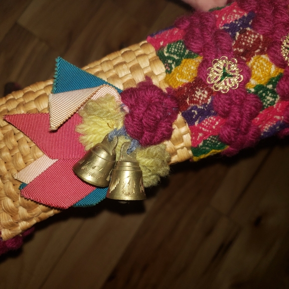 Vintage Handmade Woven Straw Purse with boy/girl dolls on front bells on side - Picture 7 of 10